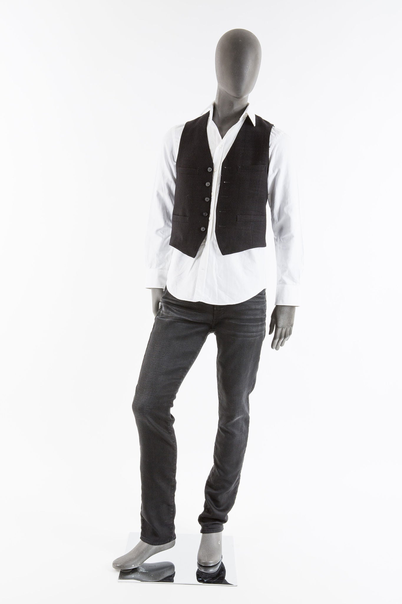 Ed_Sheeran_Black_Jeans,_White_Button_Down,_Black_and_Green_Vest_HRC085244_2.jpg