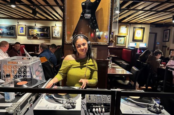 DJ Vinylaura