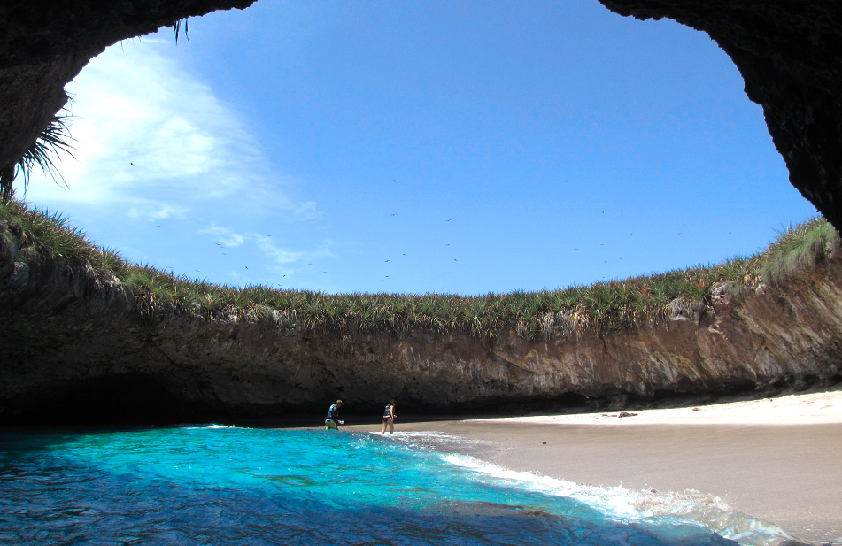 Iconic round formation in Islas Marietas
