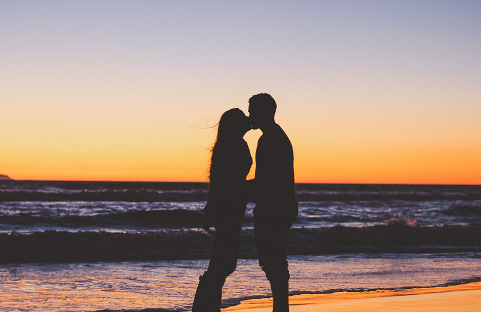 Romantic-picnic-couple