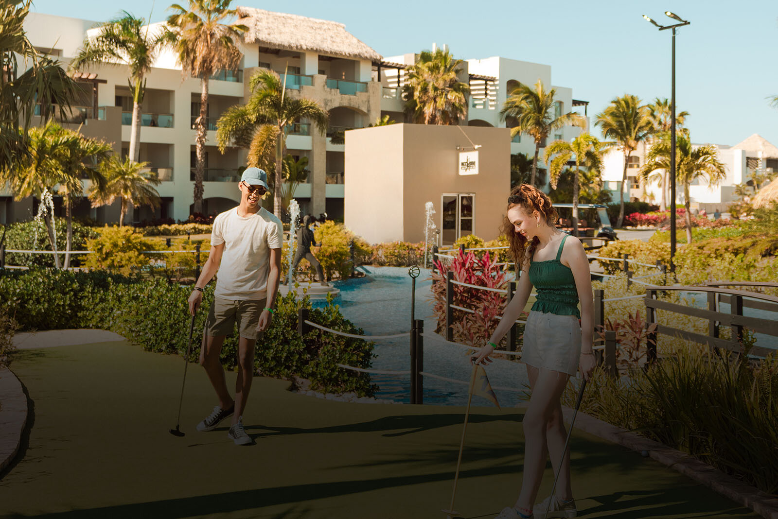 un hombre y una mujer jugando al golf